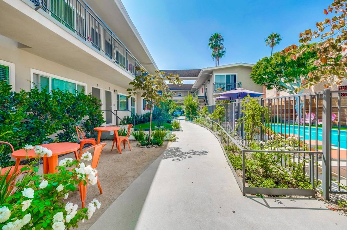 Apartment for rent at 333 W Queen St, Inglewood, CA 90301