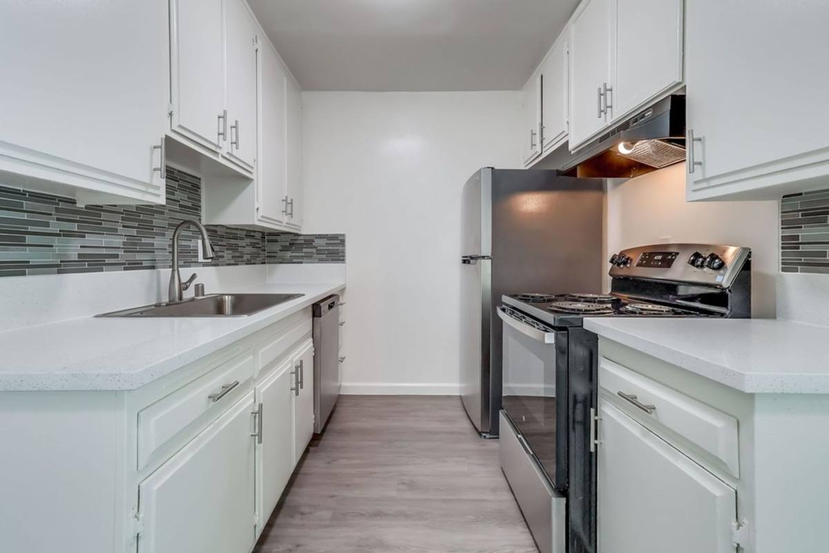 Apartment for rent at 333 W Queen St, Inglewood, CA 90301