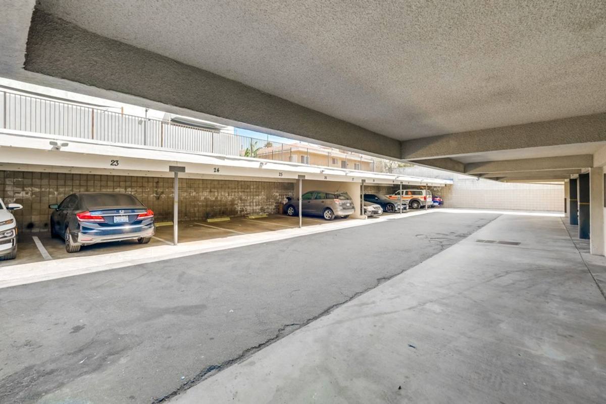 Apartment for rent at 333 W Queen St, Inglewood, CA 90301