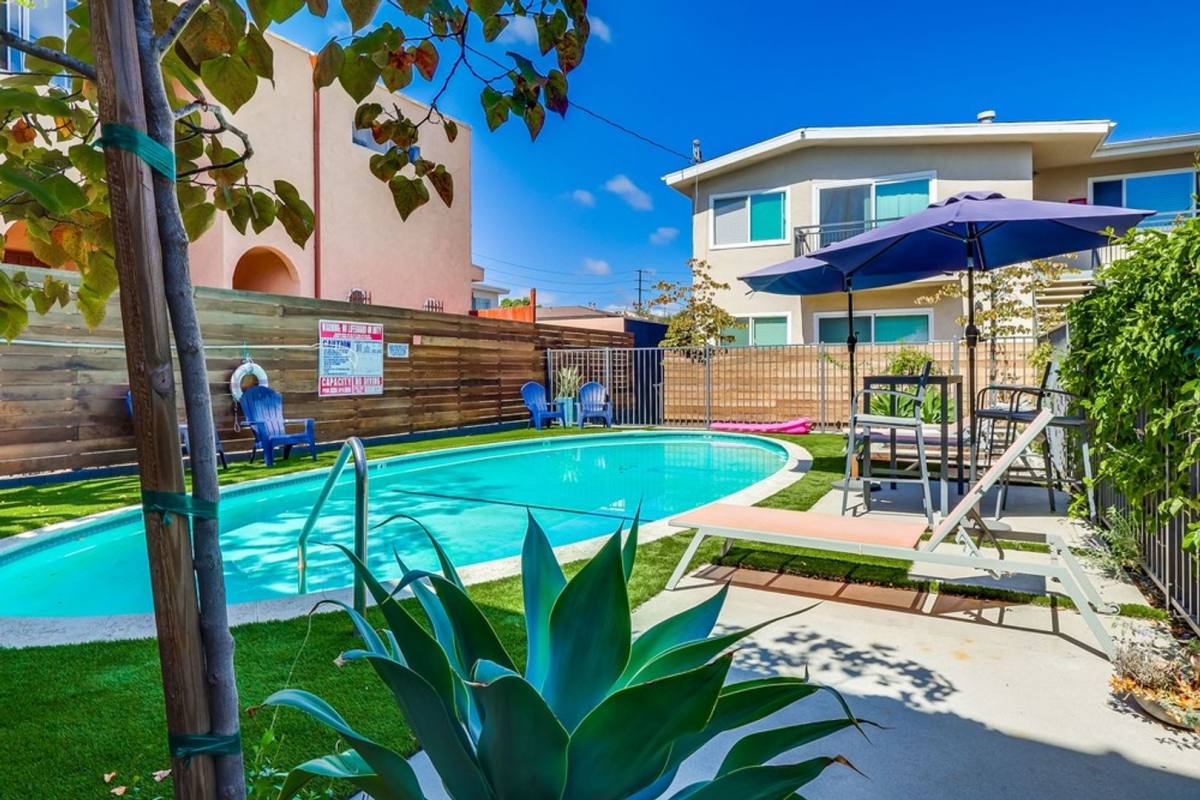 Apartment for rent at 333 W Queen St, Inglewood, CA 90301
