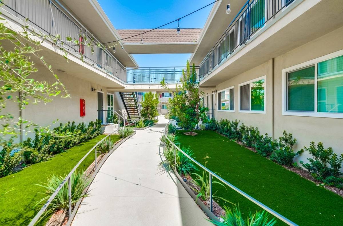 Apartment for rent at 333 W Queen St, Inglewood, CA 90301