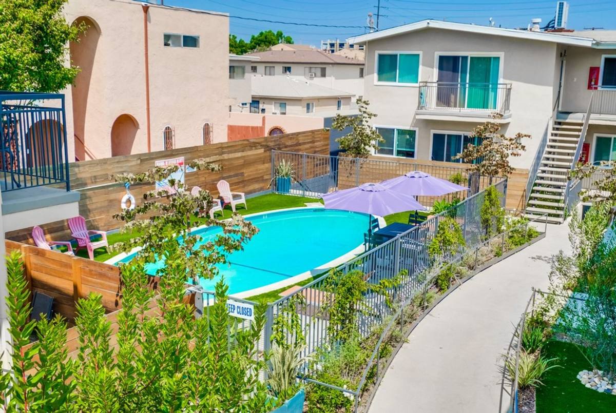 Apartment for rent at 333 W Queen St, Inglewood, CA 90301