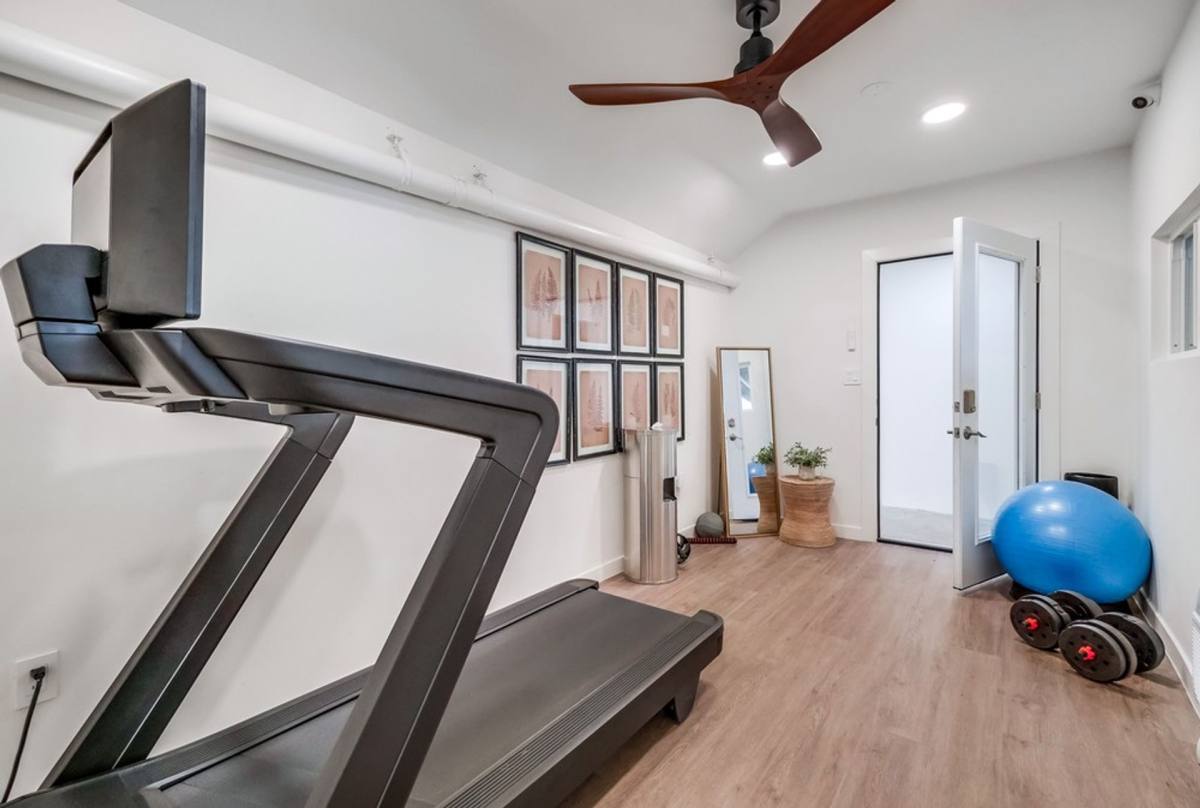 Apartment for rent at 333 W Queen St, Inglewood, CA 90301