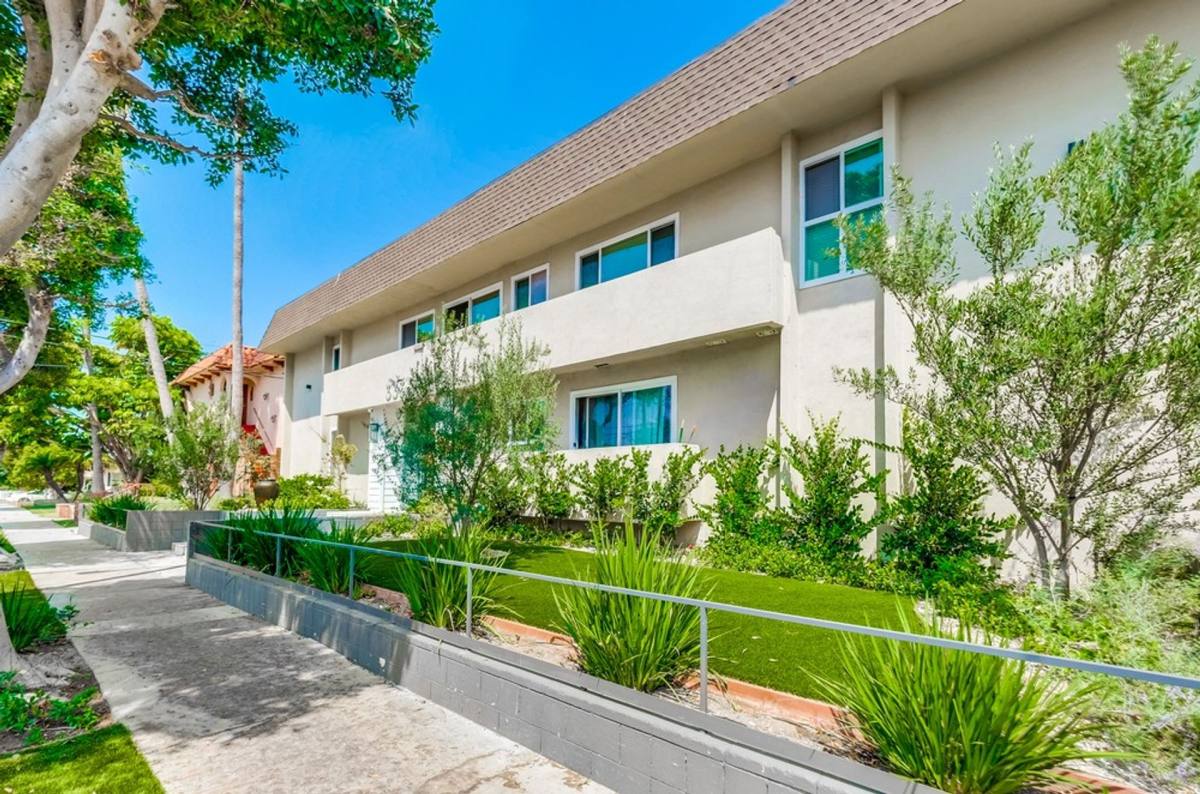 Apartment for rent at 333 W Queen St, Inglewood, CA 90301