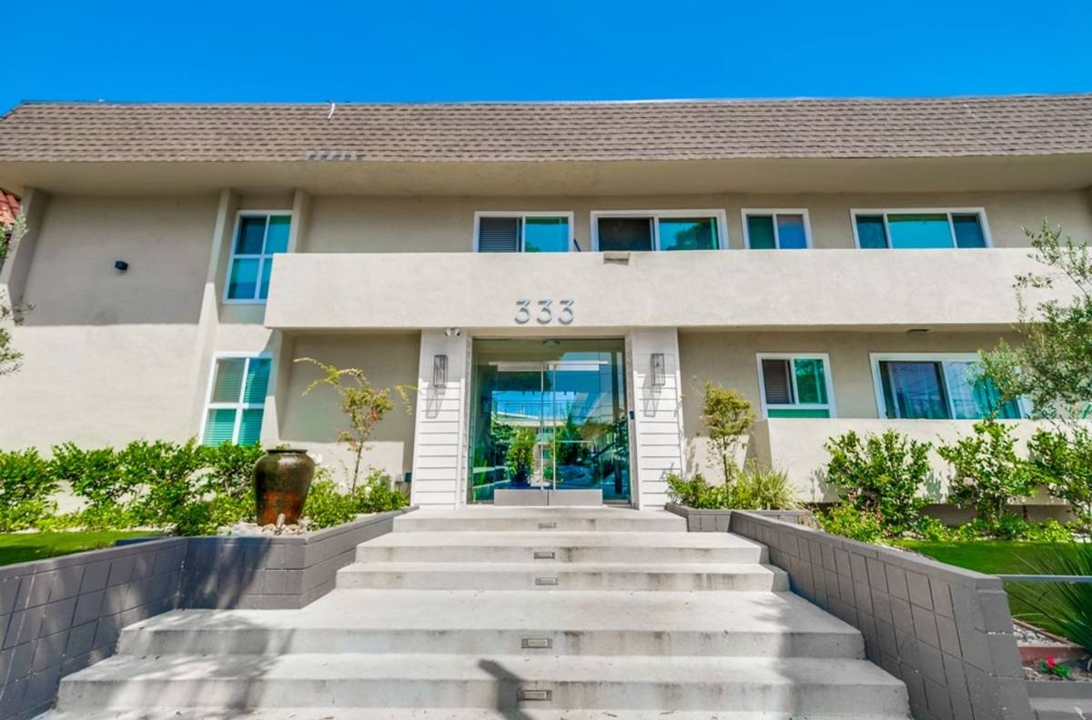 Apartment for rent at 333 W Queen St, Inglewood, CA 90301