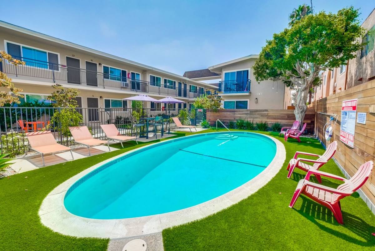 Apartment for rent at 333 W Queen St, Inglewood, CA 90301