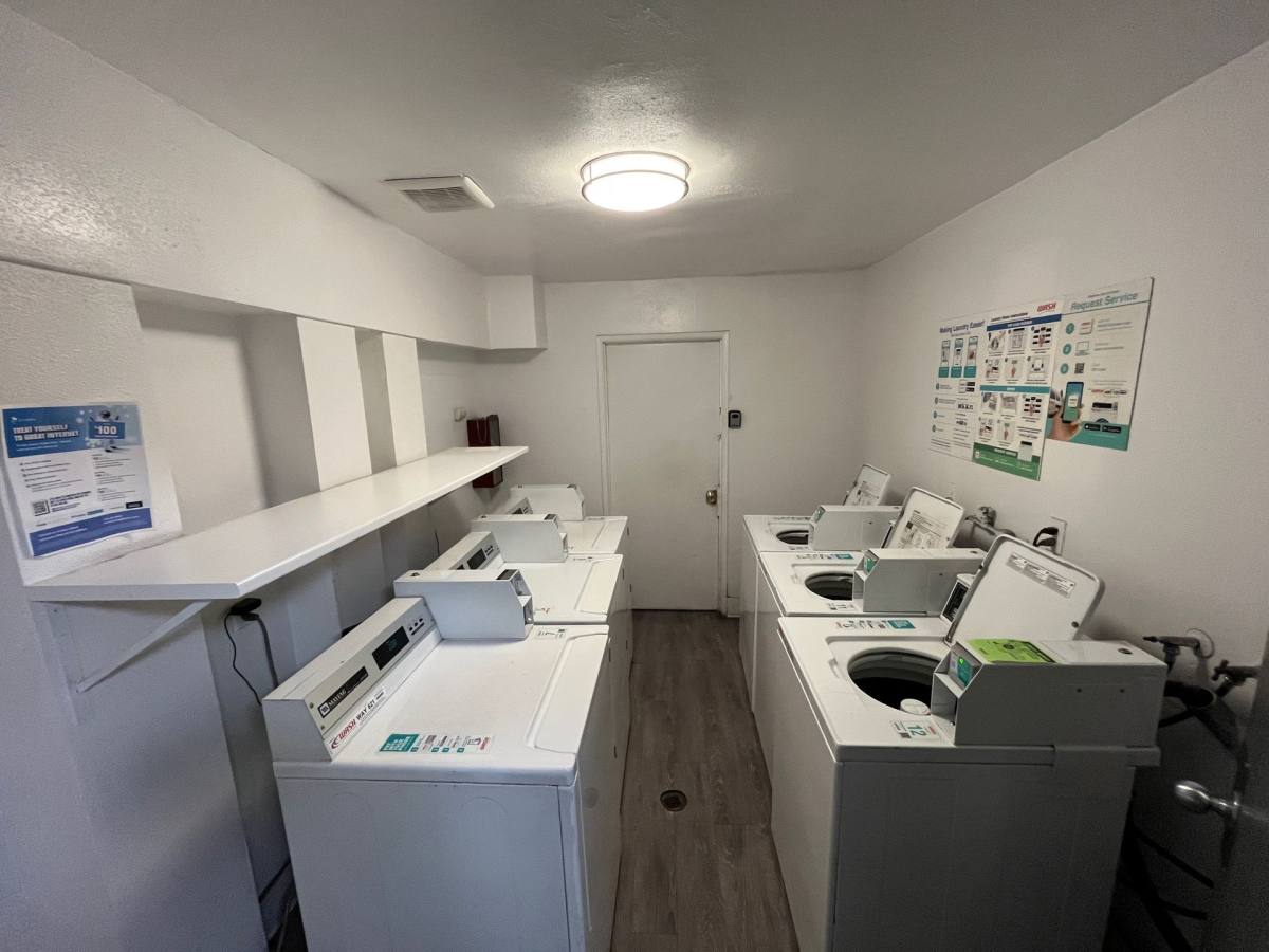 Apartment for rent at 951 S Oxford Ave, Los Angeles, CA 90006