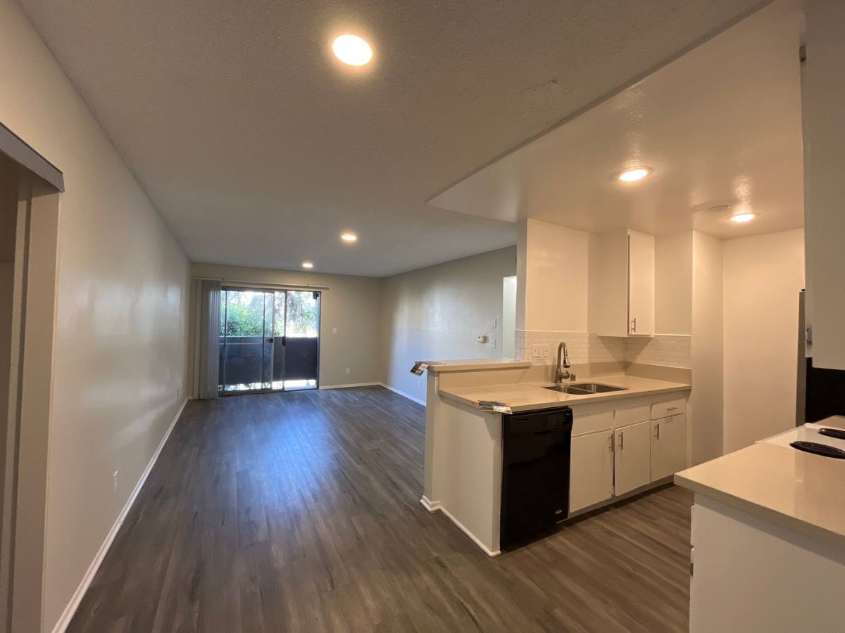 Apartment for rent at 951 S Oxford Ave, Los Angeles, CA 90006