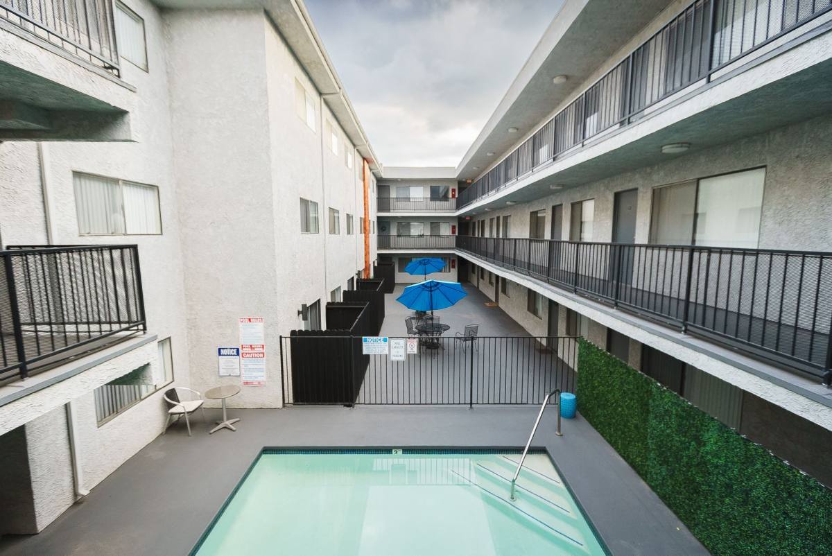 Apartment for rent at 951 S Oxford Ave, Los Angeles, CA 90006