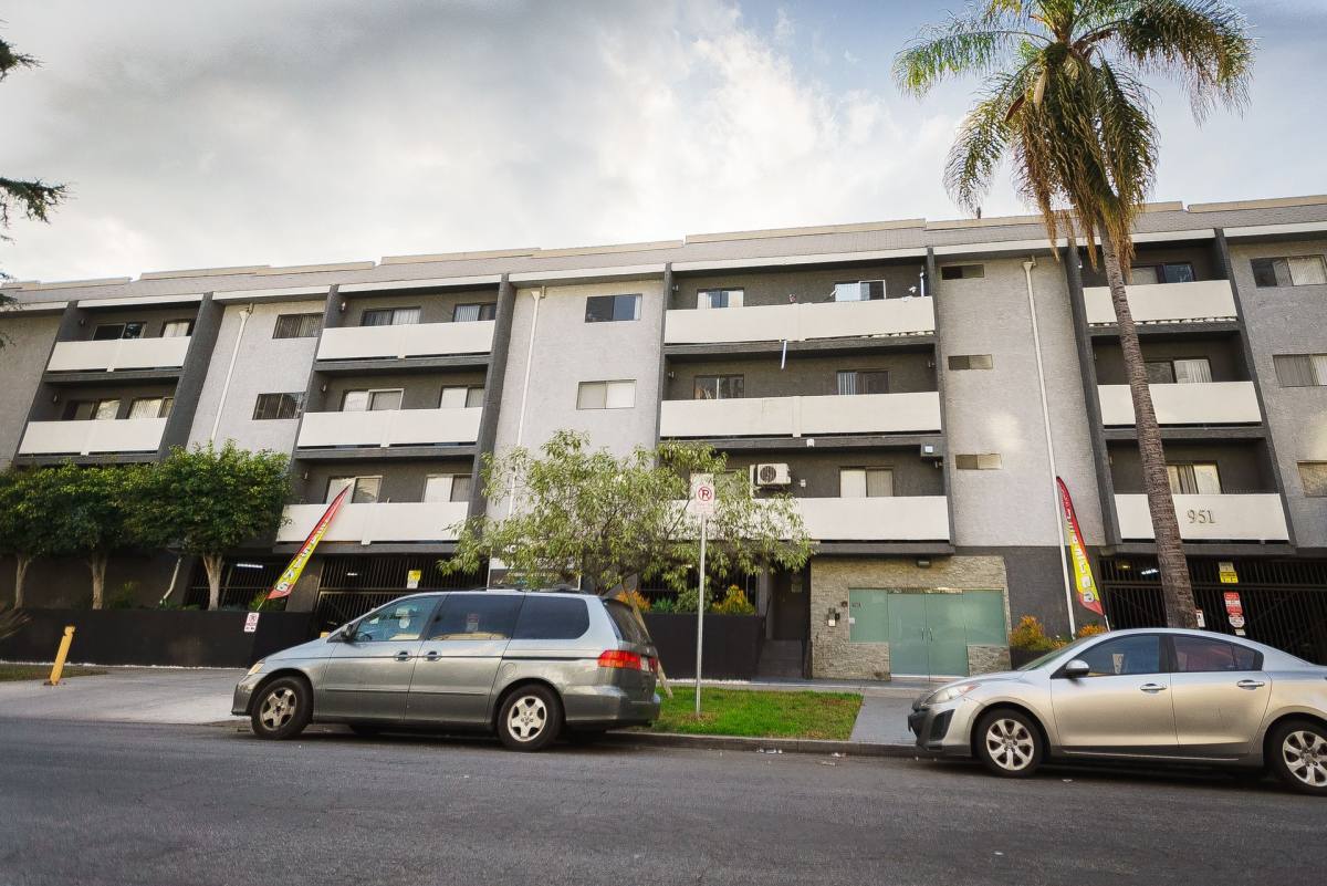 Apartment for rent at 951 S Oxford Ave, Los Angeles, CA 90006