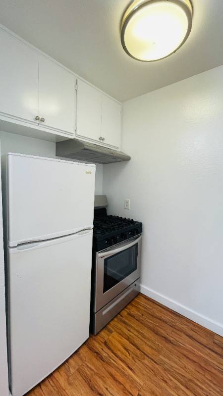 Apartment for rent at 7044 Hawthorn Ave 214 #214, Los Angeles, CA 90028
