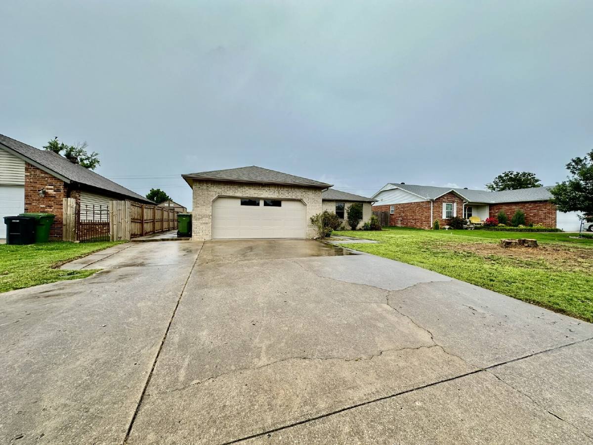 House for rent at 2311 W Willow St, Rogers, AR 72758