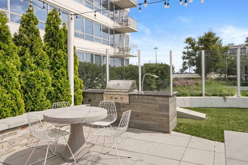 Apartment for rent at 717 W Adams St, Chicago, IL 60661