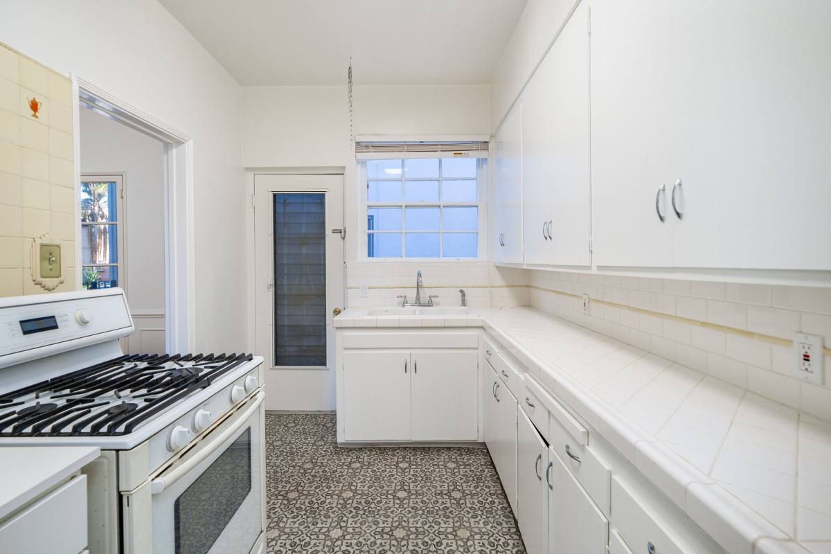 Apartment for rent at 648 S Burnside Ave #MODEL, Los Angeles, CA 90036