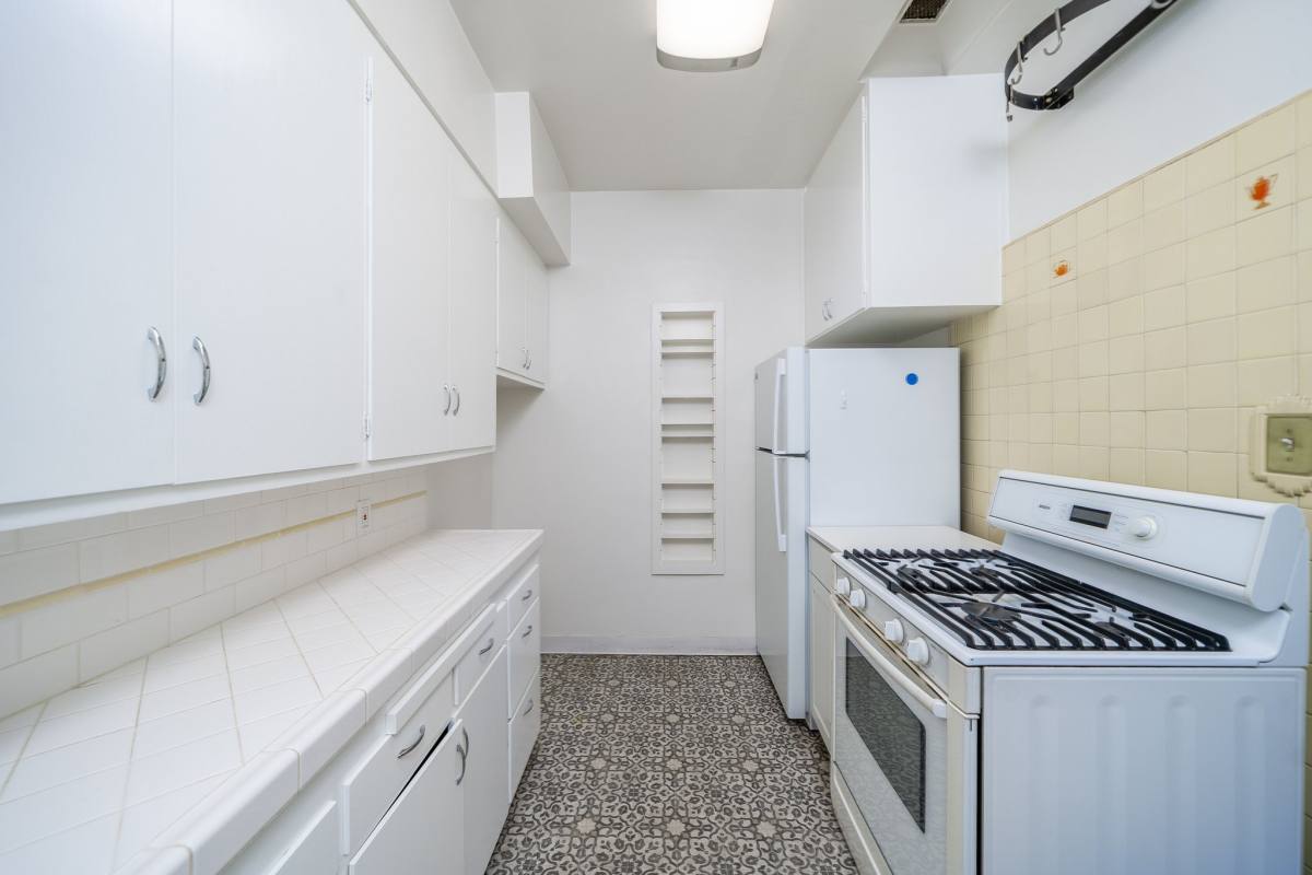 Apartment for rent at 648 S Burnside Ave #MODEL, Los Angeles, CA 90036
