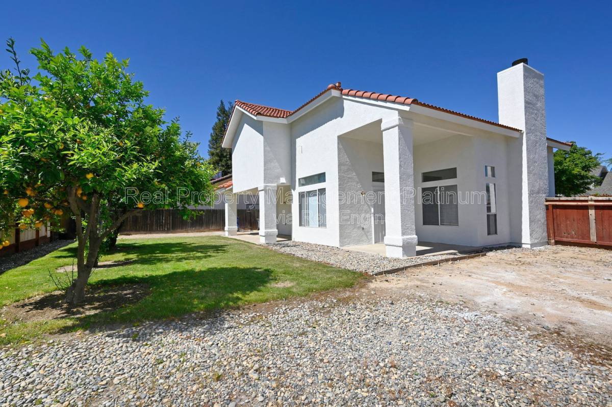 House for rent at 2233 E Christopher Dr, Fresno, CA 93720