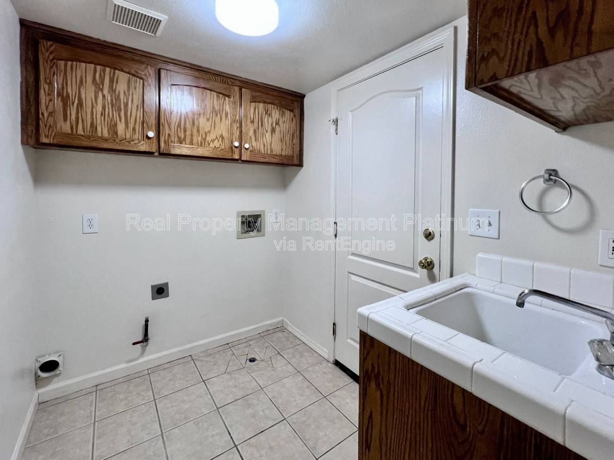 House for rent at 2233 E Christopher Dr, Fresno, CA 93720