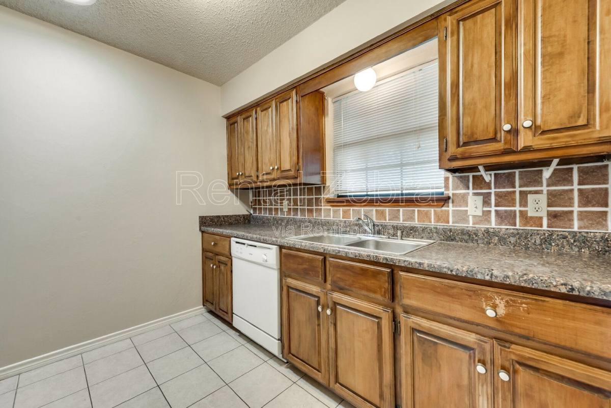House for rent at 828 Haverford Lane, Desoto, TX 75115