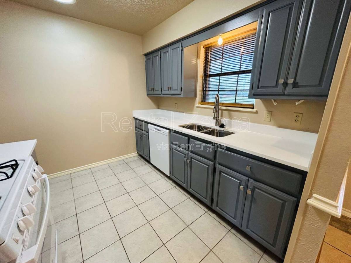 House for rent at 828 Haverford Lane, Desoto, TX 75115