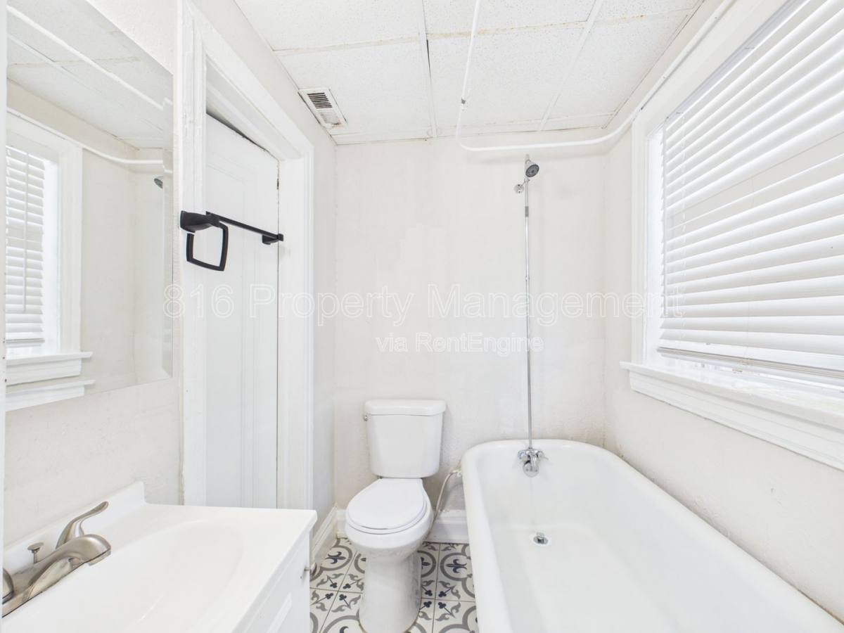 Apartment for rent at 3721 Wyoming St #7, Kansas City, MO 64111