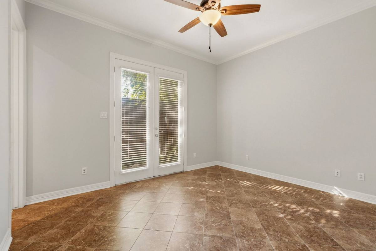 Townhouse for rent at 822 Stuart St, Houston, TX 77006