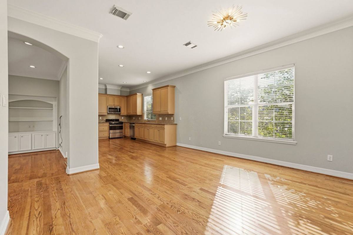 Townhouse for rent at 822 Stuart St, Houston, TX 77006