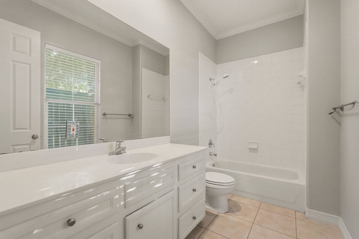 Townhouse for rent at 822 Stuart St, Houston, TX 77006