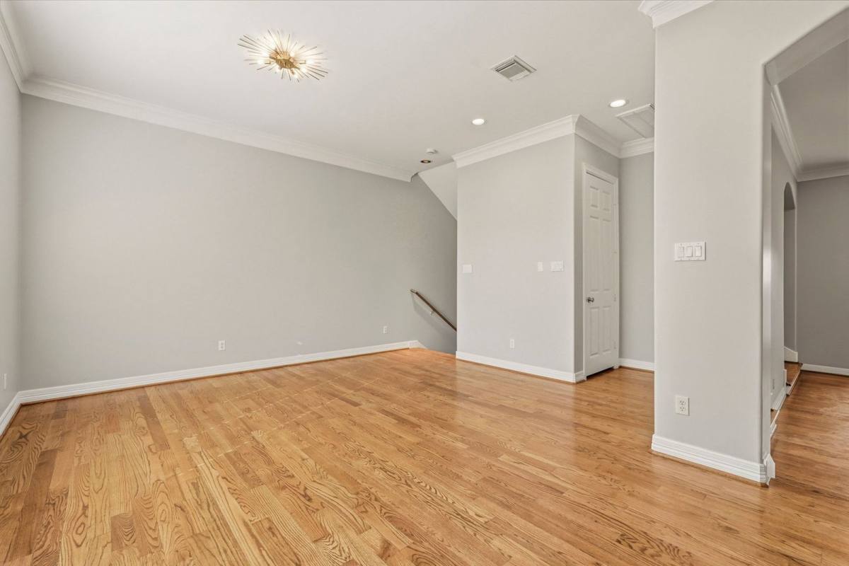 Townhouse for rent at 822 Stuart St, Houston, TX 77006