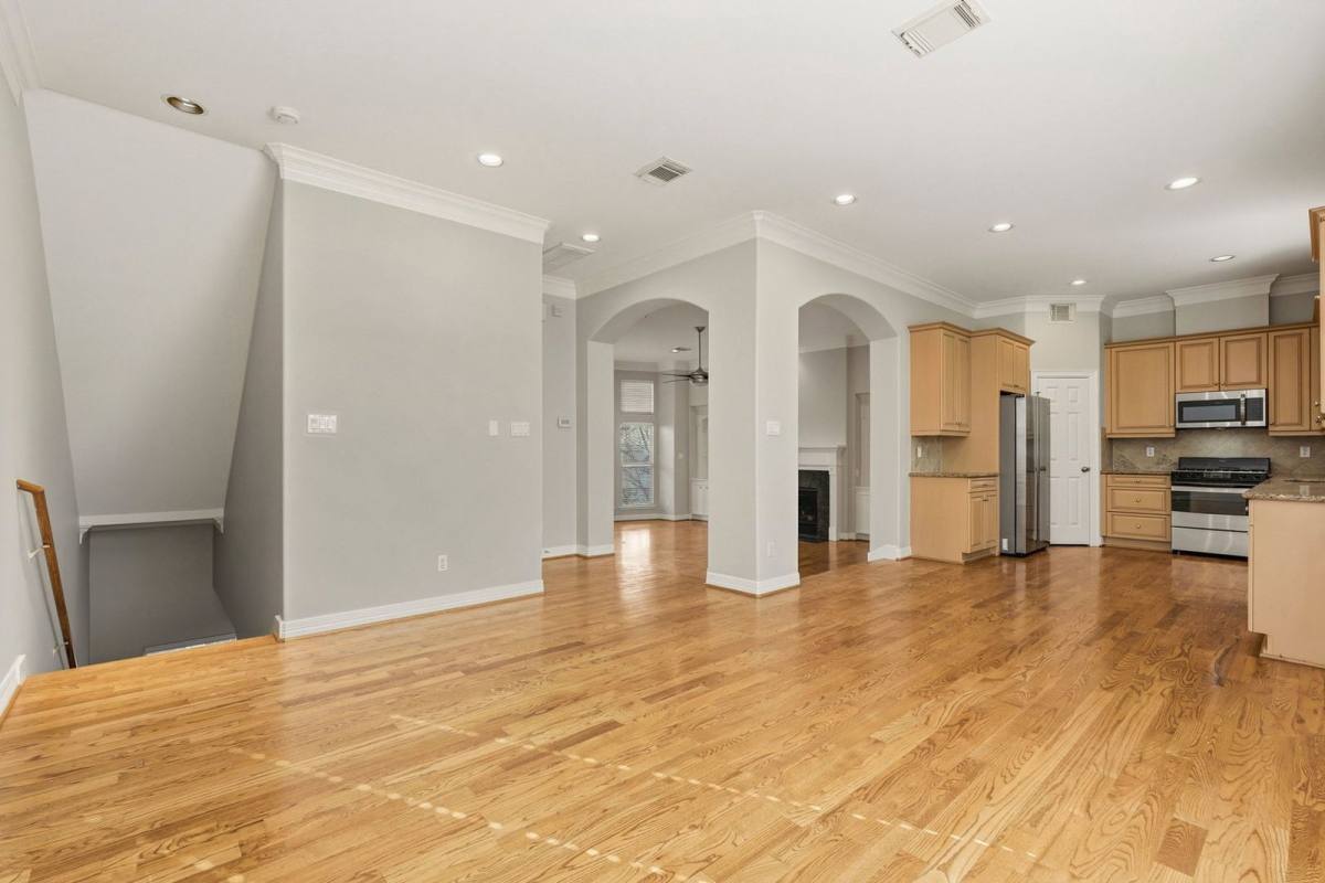 Townhouse for rent at 822 Stuart St, Houston, TX 77006
