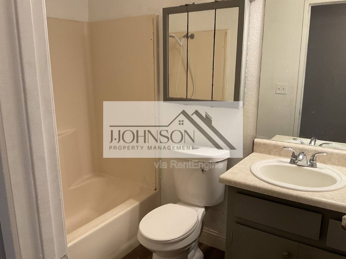 House for rent at 218 W Alameda St, Manteca, CA 95336