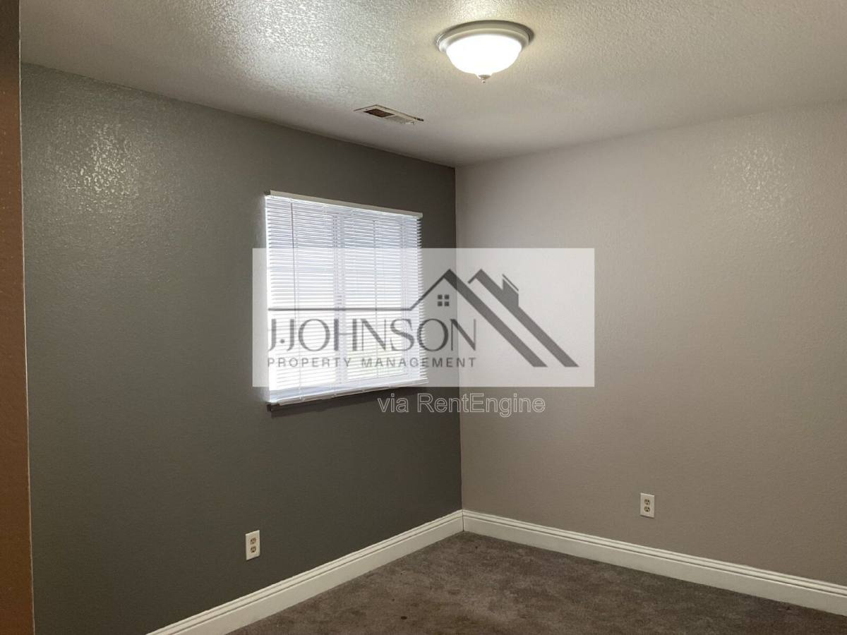 House for rent at 218 W Alameda St, Manteca, CA 95336