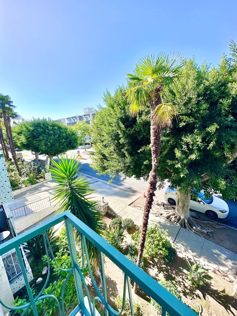 Apartment for rent at 440 N Hayworth Ave #202, Los Angeles, CA 90048