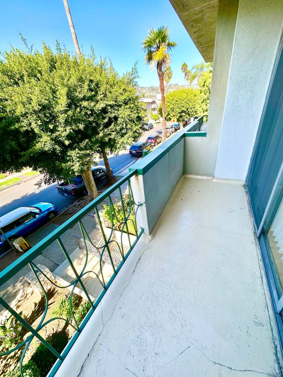 Apartment for rent at 440 N Hayworth Ave #202, Los Angeles, CA 90048