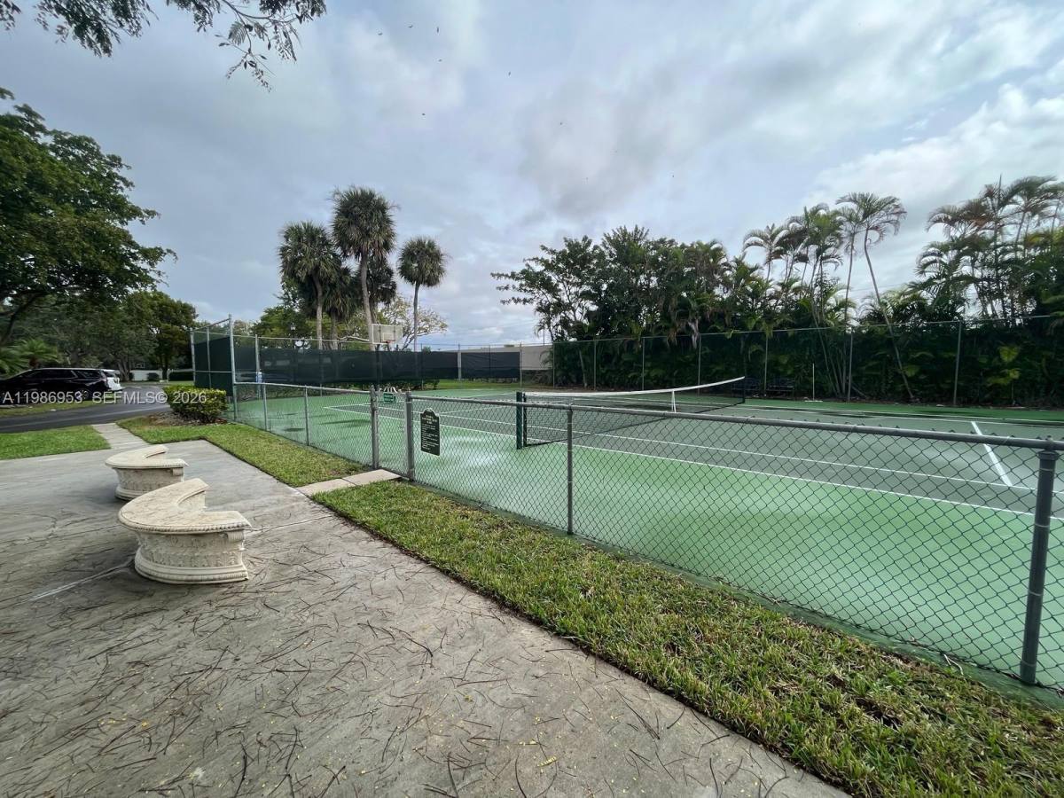 Townhouse for rent at 5570 SW 70th Place S, Miami, FL 33155