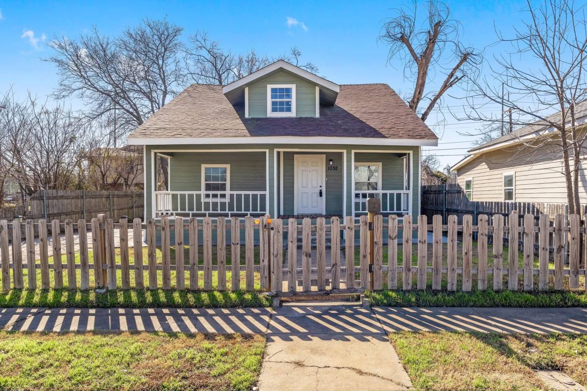 House for rent at 1032 E Tucker St, Fort Worth, TX 76104