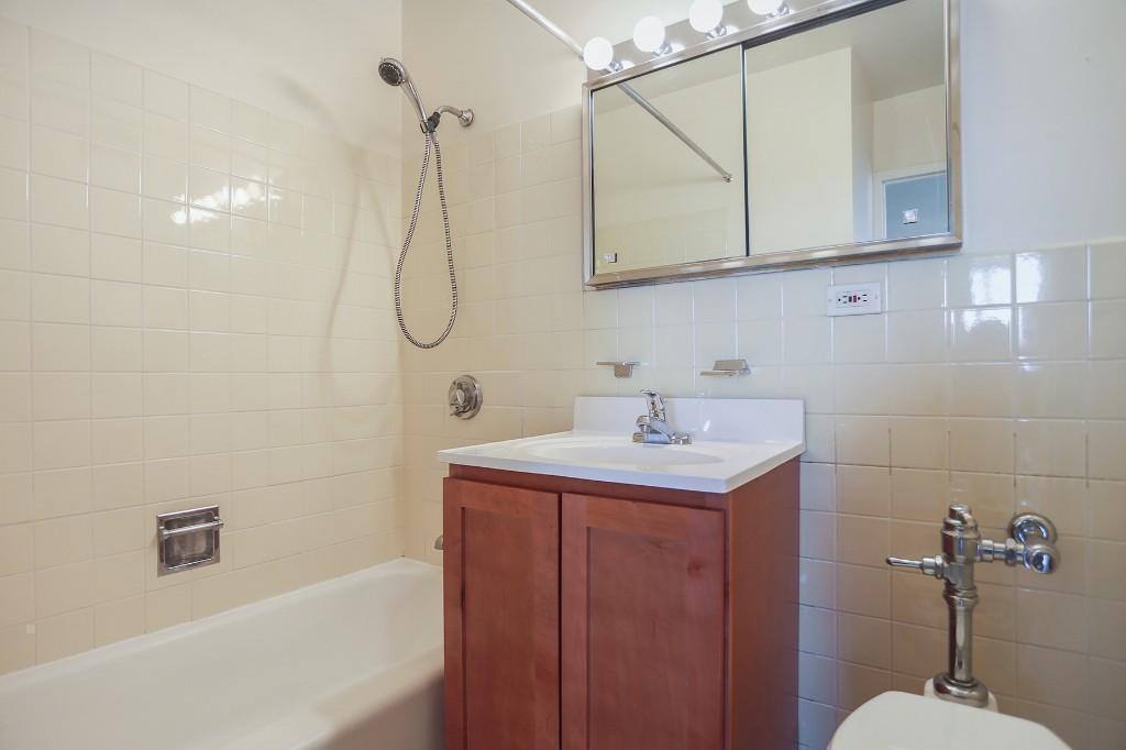 Apartment for rent at 5650 N Sheridan Rd #10C, Chicago, IL 60660