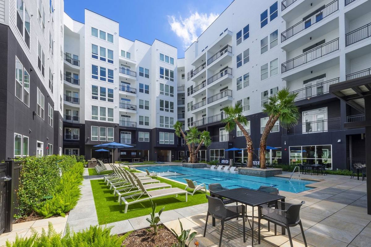 Apartment for rent at 611 Shepherd Dr, Houston, TX 77007