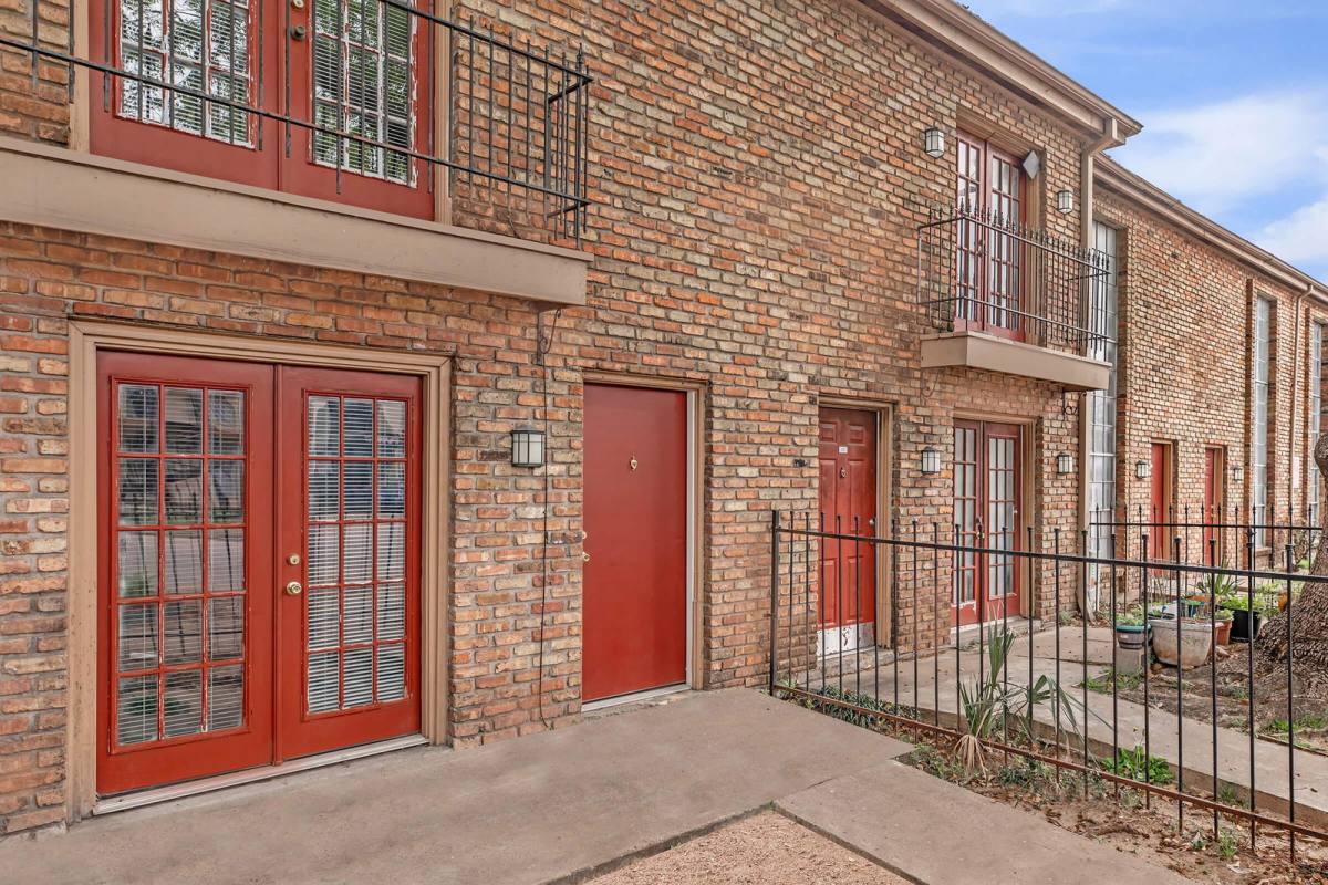 Apartment for rent at 6330 Windswept Lane, Houston, TX 77057