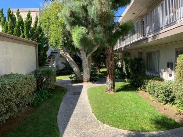 Apartment for rent at 1975 Pomona Ave #17, Costa Mesa, CA 92627