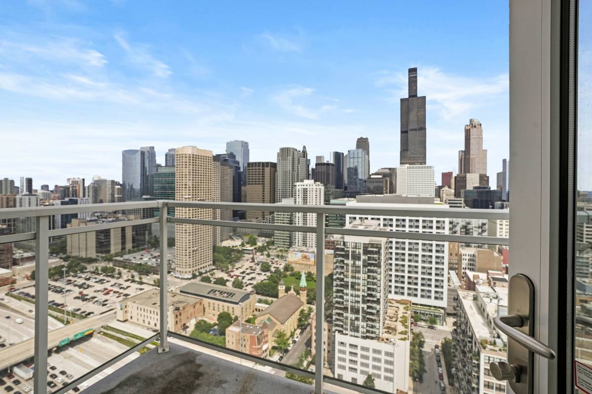 Apartment for rent at 756 W Adams St, Chicago, IL 60661