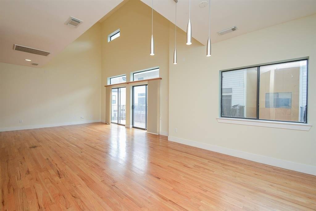 Townhouse for rent at 4122 Spencer St, Houston, TX 77007