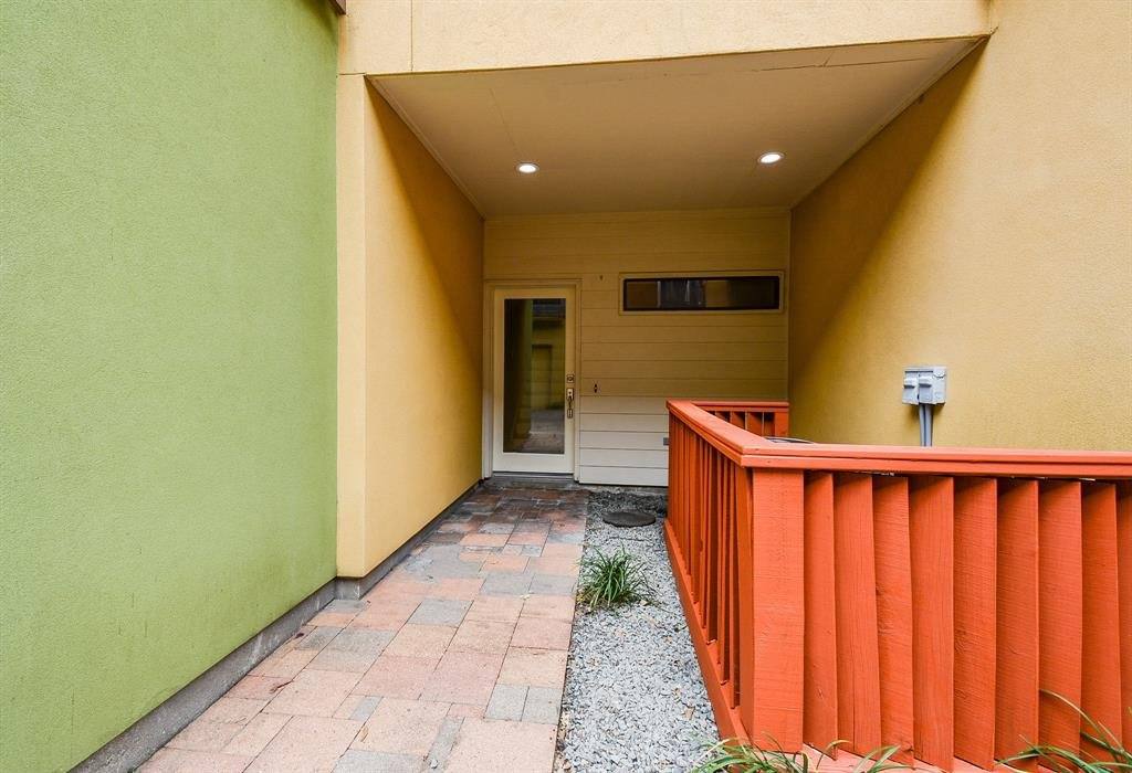Townhouse for rent at 4122 Spencer St, Houston, TX 77007