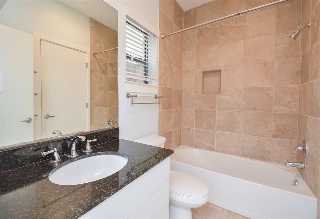 Townhouse for rent at 4122 Spencer St, Houston, TX 77007