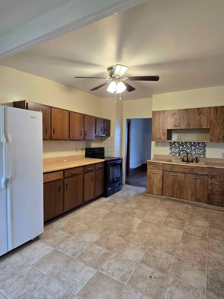 House for rent at 411 3rd St SW, Oelwein, IA 50662