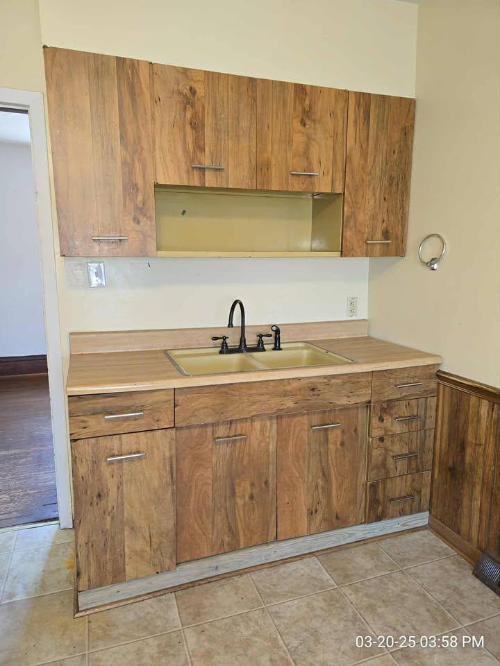 House for rent at 411 3rd St SW, Oelwein, IA 50662
