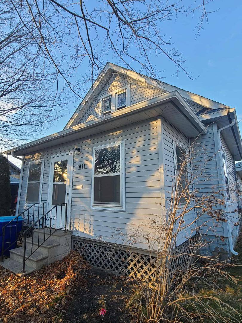 House for rent at 411 3rd St SW, Oelwein, IA 50662