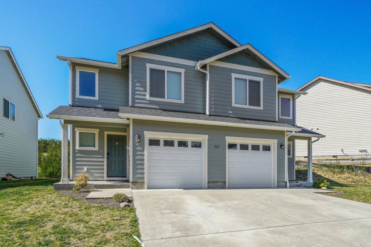 Townhouse for rent at 1564 SE Honeysuckle Loop, Warrenton, OR 97146