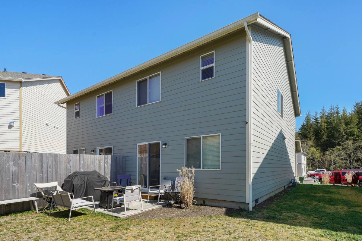 Townhouse for rent at 1564 SE Honeysuckle Loop, Warrenton, OR 97146