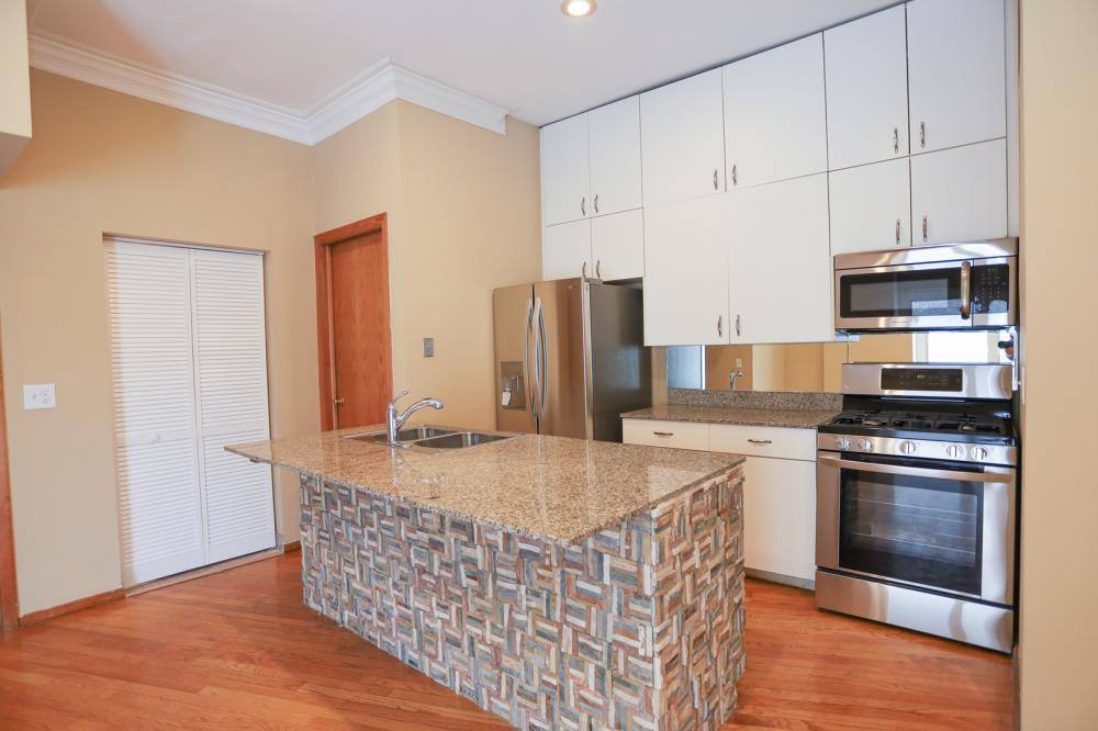 Apartment for rent at 421 W N Ave #3F, Chicago, IL 60610