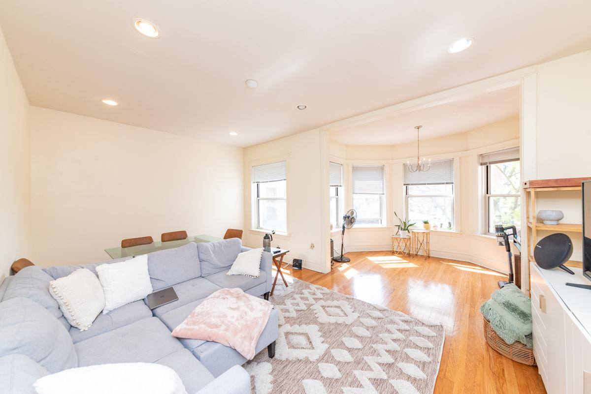 Apartment for rent at 3413 N Elaine Place #2, Chicago, IL 60657